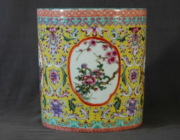 Chinese Porcelain Brush Pot. Famille rose floral  - 2