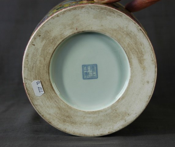 Chinese Porcelain Brush Pot. Famille rose floral  - 3