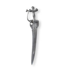 Extremely Rare Vijayanagara, Chakravarti Short Sword: Extremely Rare Vijayanagara, Chakravarti Short Sword 15th-17th century, possibly Madurai. Broad, slightly curved blade, with 8 fine fullers, typical 16th century Vijayanagara weapons. The forte