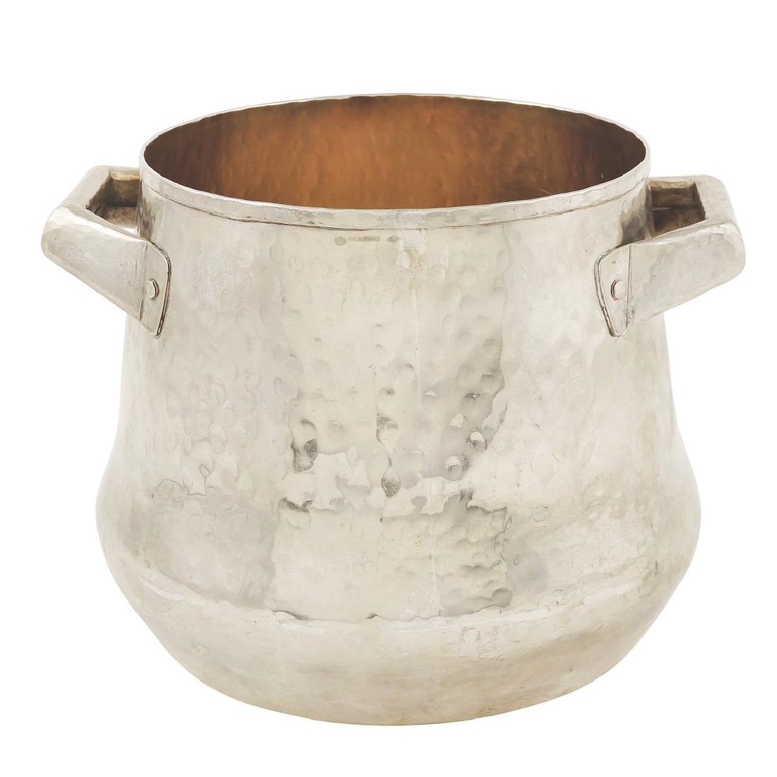 A hammered silver pot Italy, 20th century peso 1660 gr. (1 of 1)