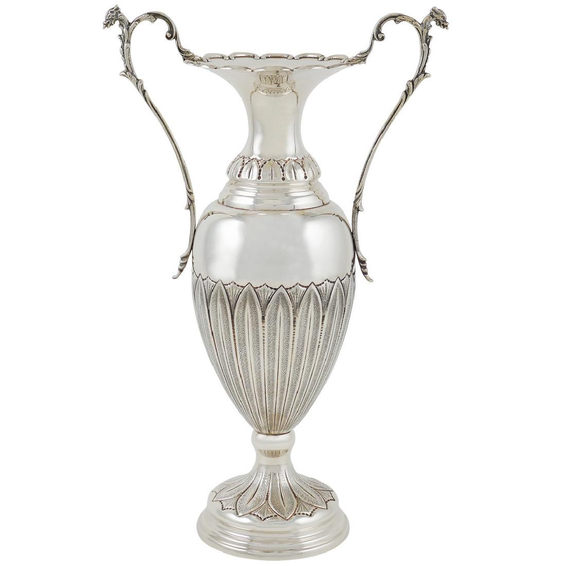 An Italian silver vase Italy, 20th century peso 730 gr. (1 of 1)