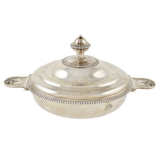 A circular silver tureen Paris, 20th century peso 1320: finely chased with floral patterns, silversmith Robert Linzeler active between 1872 and 1941, marks under the base, 16x32x22 cm.