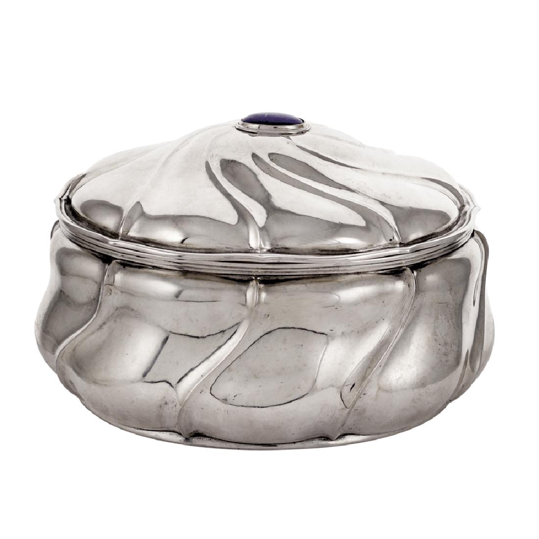 Mario Buccellati silver box Italy, 20th century: weight 1062 gr. oval body with torchon patterns, lid centered by a lapis lazuli cabochon cut, 13x22x18 cm.