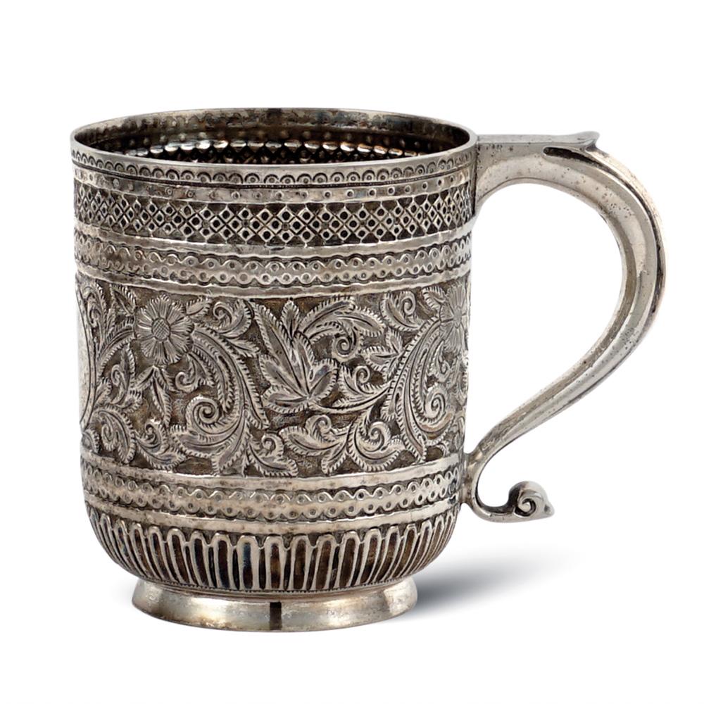 Silver mug London, regina Vittoria, 1891 weight 164 gr.: mark of Charles Stuart Harris, body embossed and chiselled with vegetal motives, shaped handle, h. 8,5 cm.