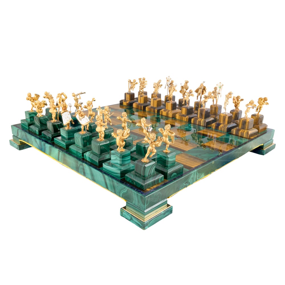 Important chessboard in 18kt yellow gold malachite, tiger's eye and lapislazuli profile: net weight 500 gr., composed of boards and thirty-two pieces made of yellow gold, polychrome enamel, brilliant-cut diamonds and cultured pearls, complete with original fabric box