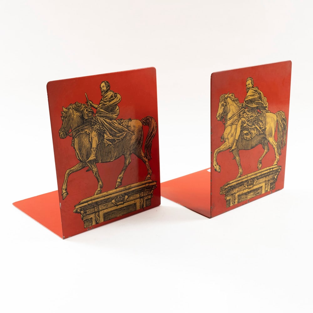 Piero Fornasetti (Milano 1913 - 1988): Prod. Fornasetti, Italy, 1960s, 20x15x13 cm., Pair of silk-screened metal bookends, production mark, wears