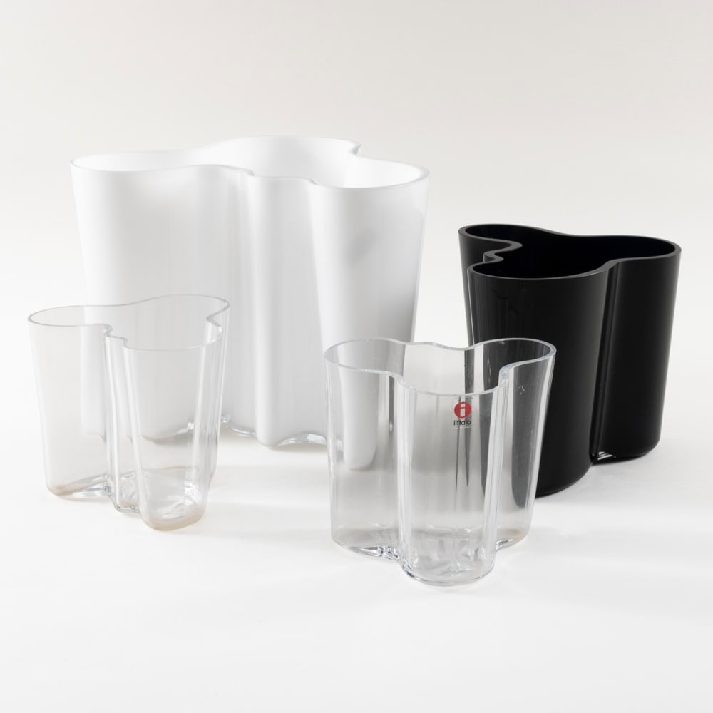 Alvar Aalto (Kuortane 1898 - Helsinki 1976): Prod. Iittala, Finland, 1970s, maximum size 16x20x18 cm., four Savoy mod. vases in trnsparent, colored and milky glass, pointed signature, production label