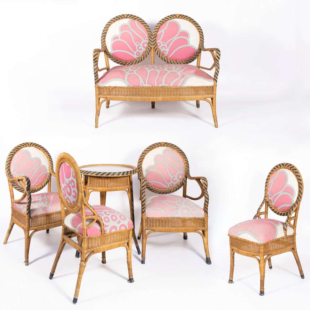 Italian manufacture: 1980s, , living room in wicker and padded fabric, wear.s, comprising: a sofa 100x112x56 cm. two armchairs 100x58x60 cm. two chairs 98x44x50 cm. a coffee table 78x60 cm.