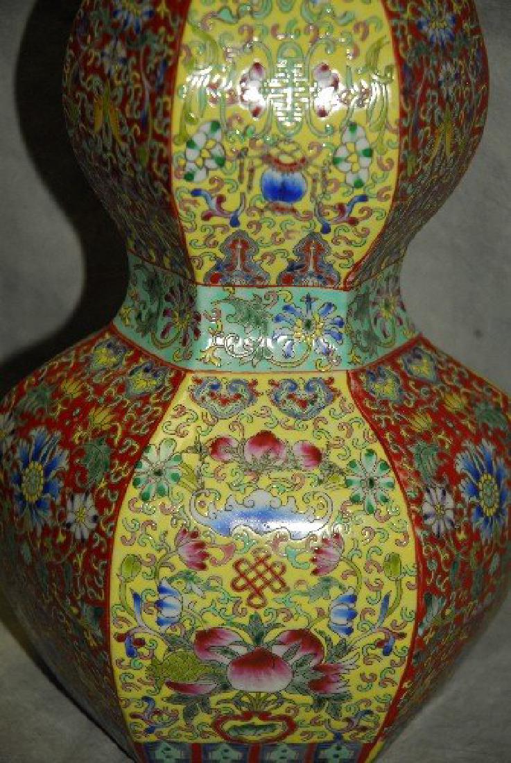 Chinese antique double gourde porcelain vase: Chinese antique double gourde porcelain vase with blue seal mark on bottom. H:15"
