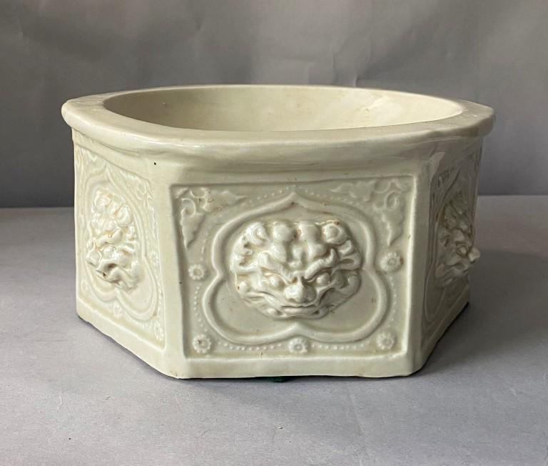 The six edged inkstone of Ding kiln in Song Dynasty: Dimensions: D20.5cm, H10.2cm.Naturally old with antique dealers and collection history labels at the bottom.No damage, no repair.Source: Provided by former California collectors.