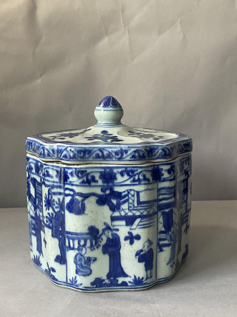Ming Dynasty Wanli blue and white figure cover box: Dimensions: D16cm, H17cm.Naturally obsolete with text at the bottom.No damage, no repair.Source: Provided by former California collectors.