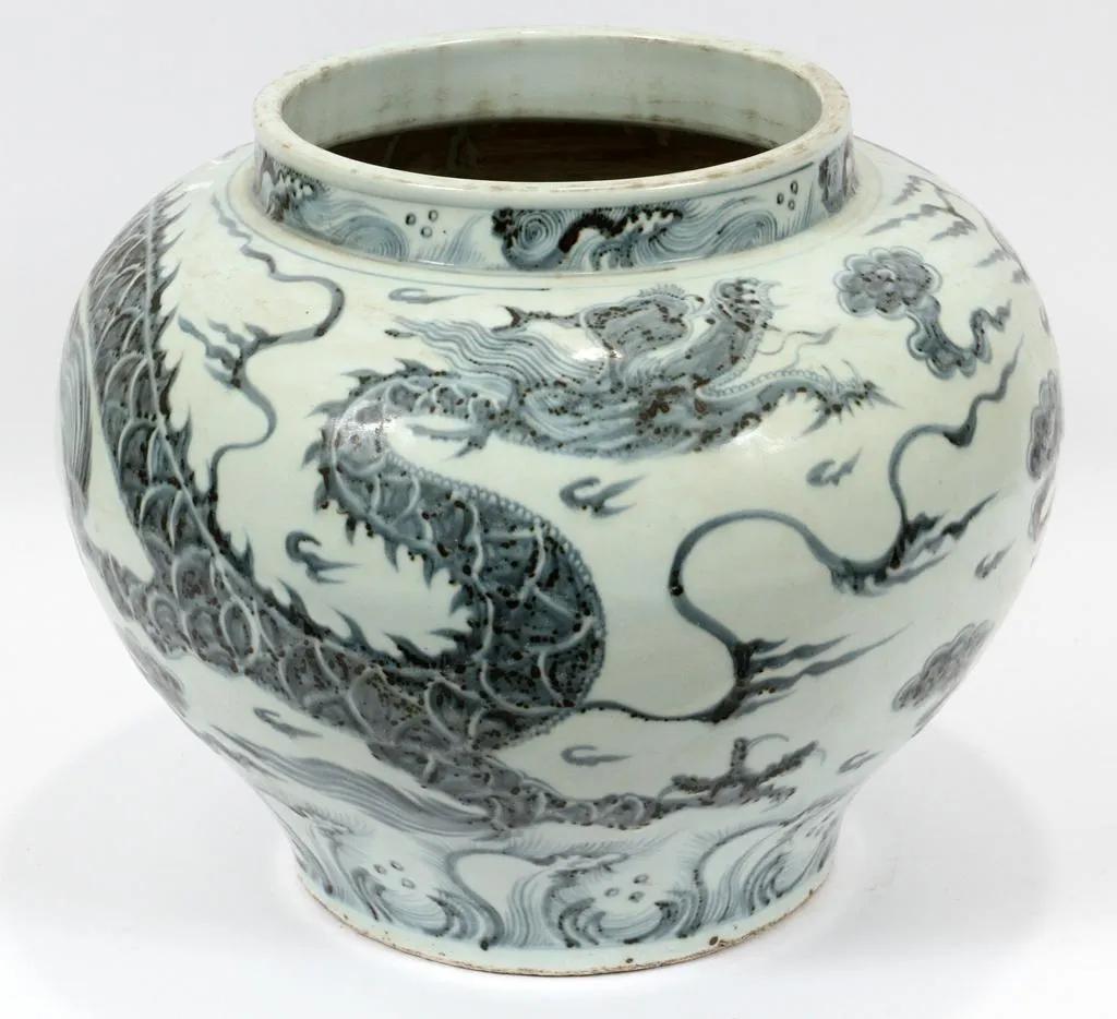 CHINESE PORCELAIN JAR (1 of 3)