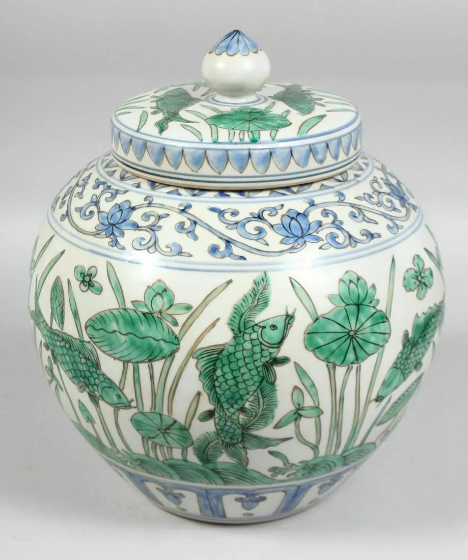 A LARGE CHINESE FAMILLE VERTE PORCELAIN JAR AND COVER (1 of 9)