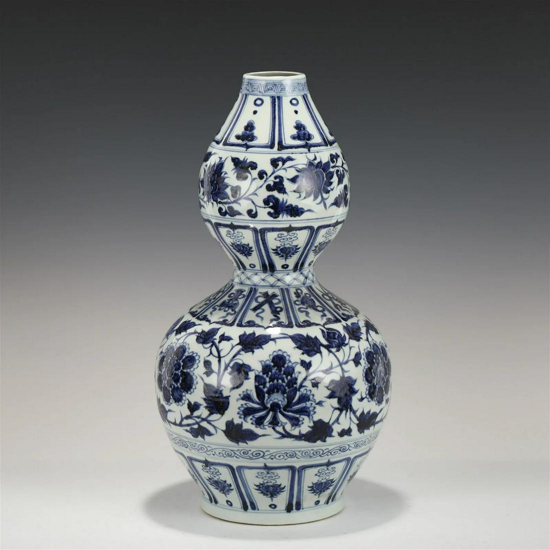Yuan Dynasty blue and white eight-edged peony flower gourd bottle (1 of 9)