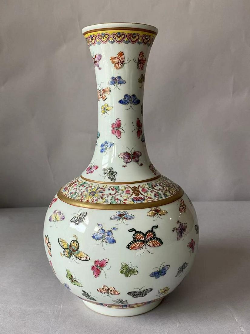 Chinese famille rose and butterfly appreciation bottle of Xuantong period of the Qing dynasty (1 of 7)
