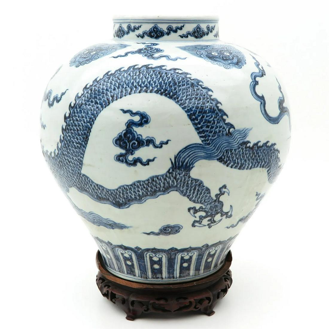 Chinese blue and white Jar with dargon pattern on woodbase (1 of 7)