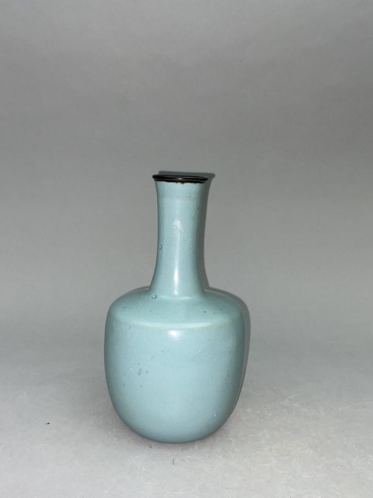 Chinese RuYao kiln porcelain vase (1 of 6)