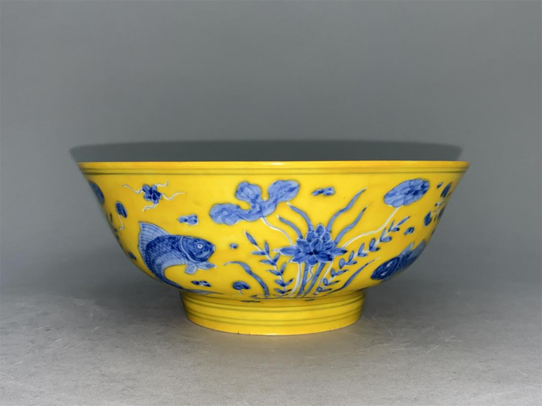 Chinese Ming Dynasty Chenghua Mark yellow glazed blue and white fish pattern bowl (1 of 6)