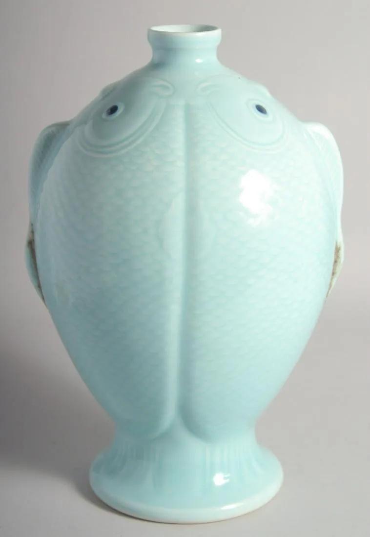 AN UNUSUAL CHINESE CELADON GLAZE TWIN-FISH FORMED VASE (1 of 4)