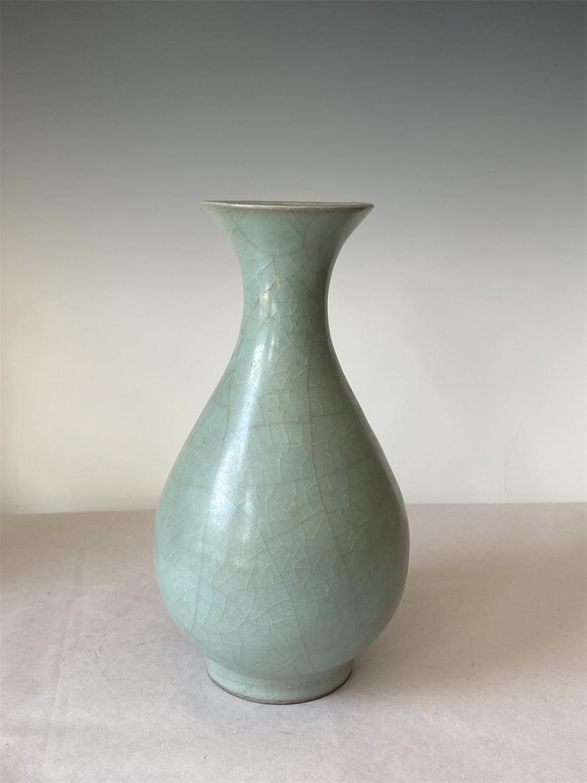 Chinese Ru Ware Yuhuchun porcelain vase (1 of 5)