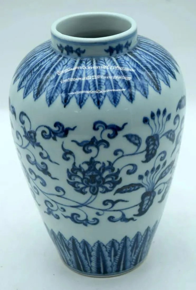 Chinese Ming Dynasty Xuande Style Blue and White Glazed Porcelain Plum Vase with Smooth Mouth.: H 25 cm.Chinese Ming Dynasty Xuande Style Blue and White Glazed Porcelain Plum Vase with Smooth Mouth.Source: Provided by collectors in Atlanta. From the London Antique Auction House in the UK. A priv