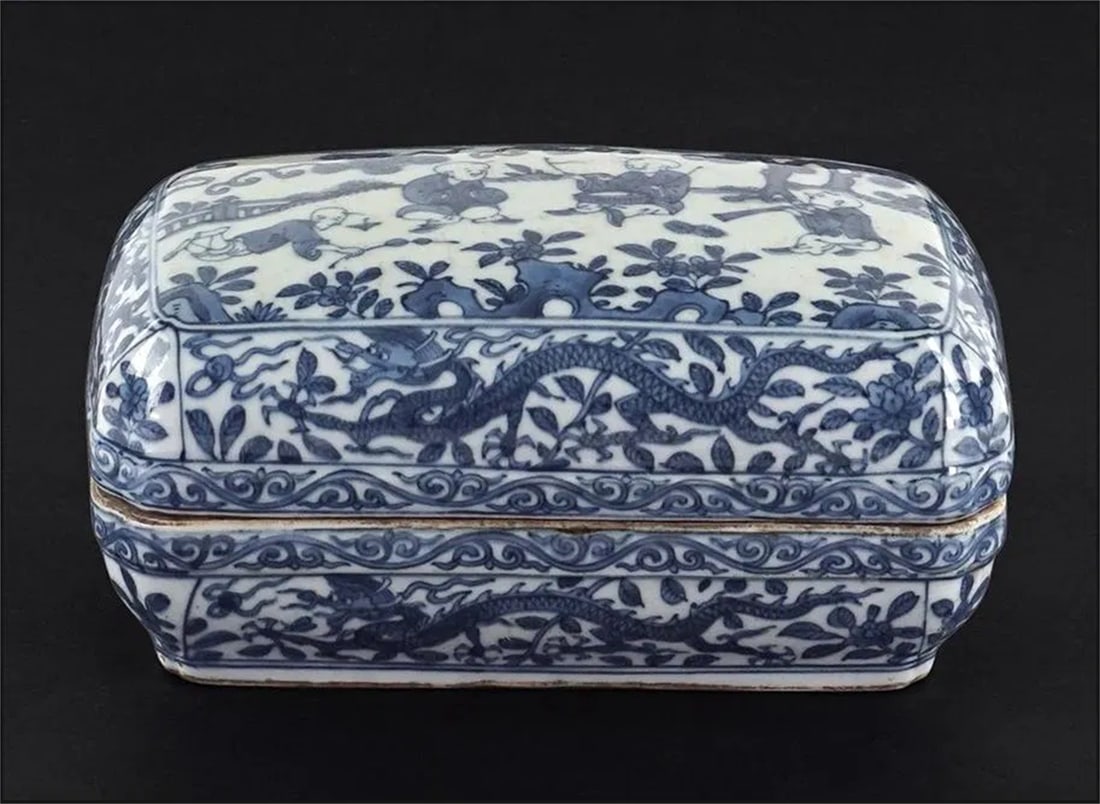 A Chinese Ming Dynasty Wanli Mark Blue and White Porcelain 'Prince' Box. (1 of 11)