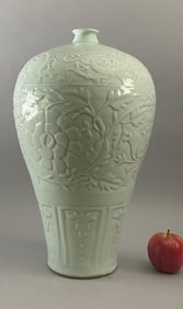Chinese Qing Dynasty White and Gray Glazed Patterned porcelain Bottle