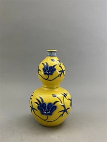 Chinese Yellow-glazed blue-and-white Ming Dynasty Chenghua style and Mark gourd vase.