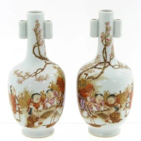 Pair of Chinese porcelain vase with figures