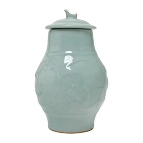 A Chinese Yuan Dynasty Guan Type Longquan Celadon Covered Jar.