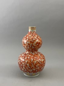 Chinese Qing Dynasty Yongzheng period (1723-1735) enamel-painted gourd-shaped vase