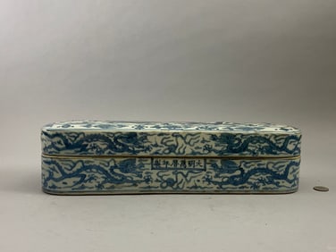 Chinese Ming Dynasty Wanli period style blue and white porcelain dragon pattern pen box