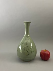 Asian Korean celadon Gu Chun porcelain vase