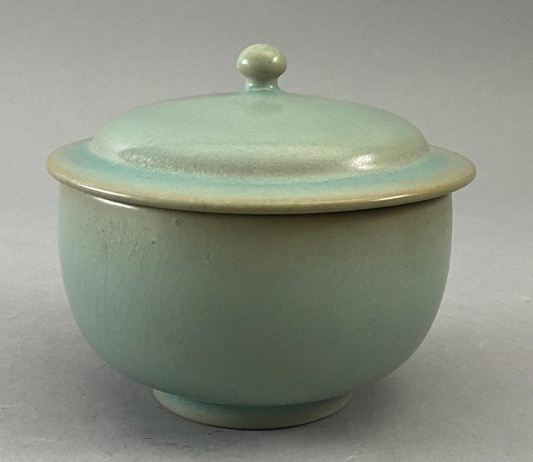 Chinese Song Dynasty style Bean Green Glaze Small Covered porcelain Bowl (1 of 5)