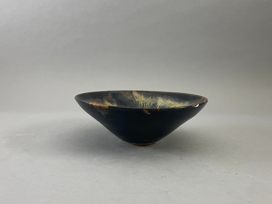 Chinese Jizhou Kiln Tea Cups: Chinese Jizhou Kiln Tea Cups.Naturally aged. A chipped rim. No other repairs.H:2.35 , W:6.25 inches