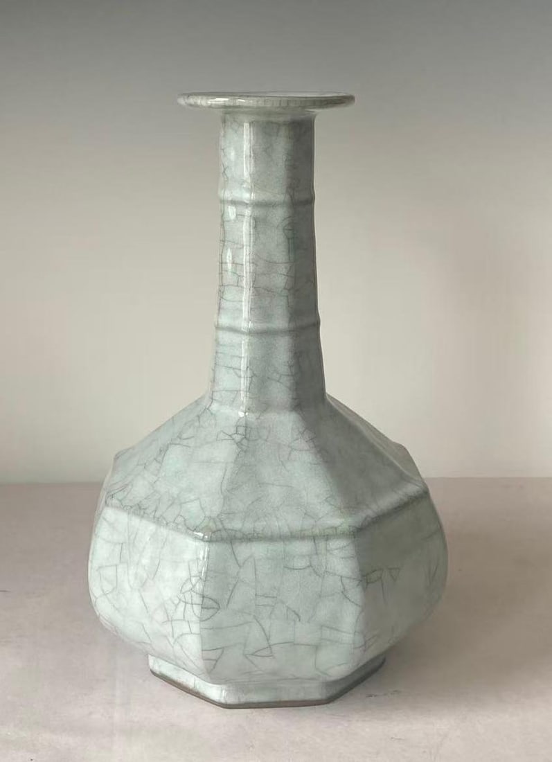A diameter vase imitating the official kiln style: A Song Dynasty official kiln style vase with an octagonal, curved rim. The base bears the commemorative mark of the antique dealer and collector. The vessel is in good condition, naturally aged, with 