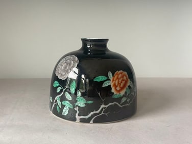 A Chinese Qing Dynasty Kangxi black glaze porcelain vase with peony and flower patterns in the shape