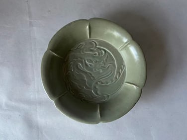Chinese Official Kiln Guan-type Sunflower Rim Dragon Pattern porcelain Vase