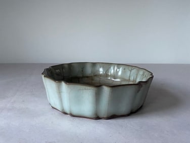 Chinese Official Kiln Flower Rim Washbasin