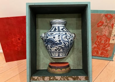 Chinese Ming Dynasty stsyle Blue and White fine high quality porcelain vase with fish pattern in box