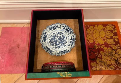 Chinese Ming Dynasty Xuande Mark Blue and White porcelain vase in box