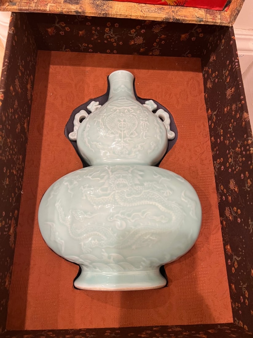 Chinese Qing Dynasty Qianlong Mark large glazed dragon-patterned gourd-shaped vase porcelain vase in (1 of 12)