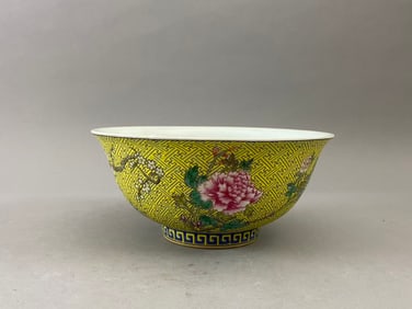 Chinese Qing Dynasty Kangxi period Yellow Ground Fencai Flower porcelain Bowl