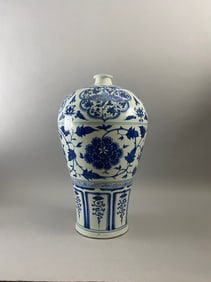 Chinese fine Blue and White Branching Peony Pattern Plum porcelain Vase