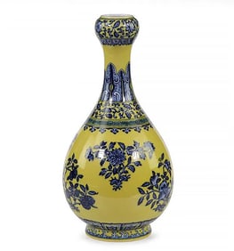 A Chinese Qing Dynasty Yongzheng Mark Blue and White Porcelain Garlic Mouth Form Vase