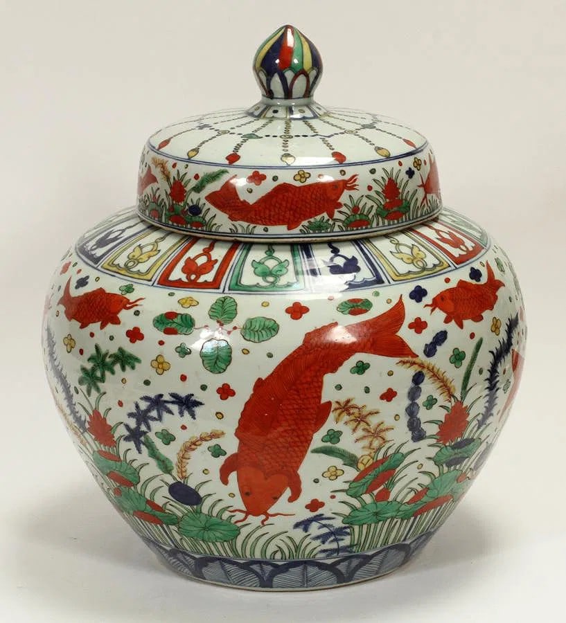 CHINESE MING Dynasty STYLE WUCAI PORCELAIN FISH and seaweed pattern JAR (1 of 6)
