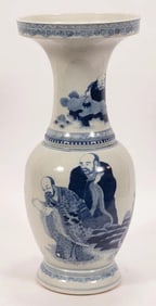 CHINESE BLUE AND WHITE PORCELAIN VASE