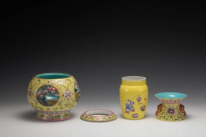 Chinese Qing Dynasty QianLong Famille Rose Flowers Blossom Porcelain Spring Bottle Vase.