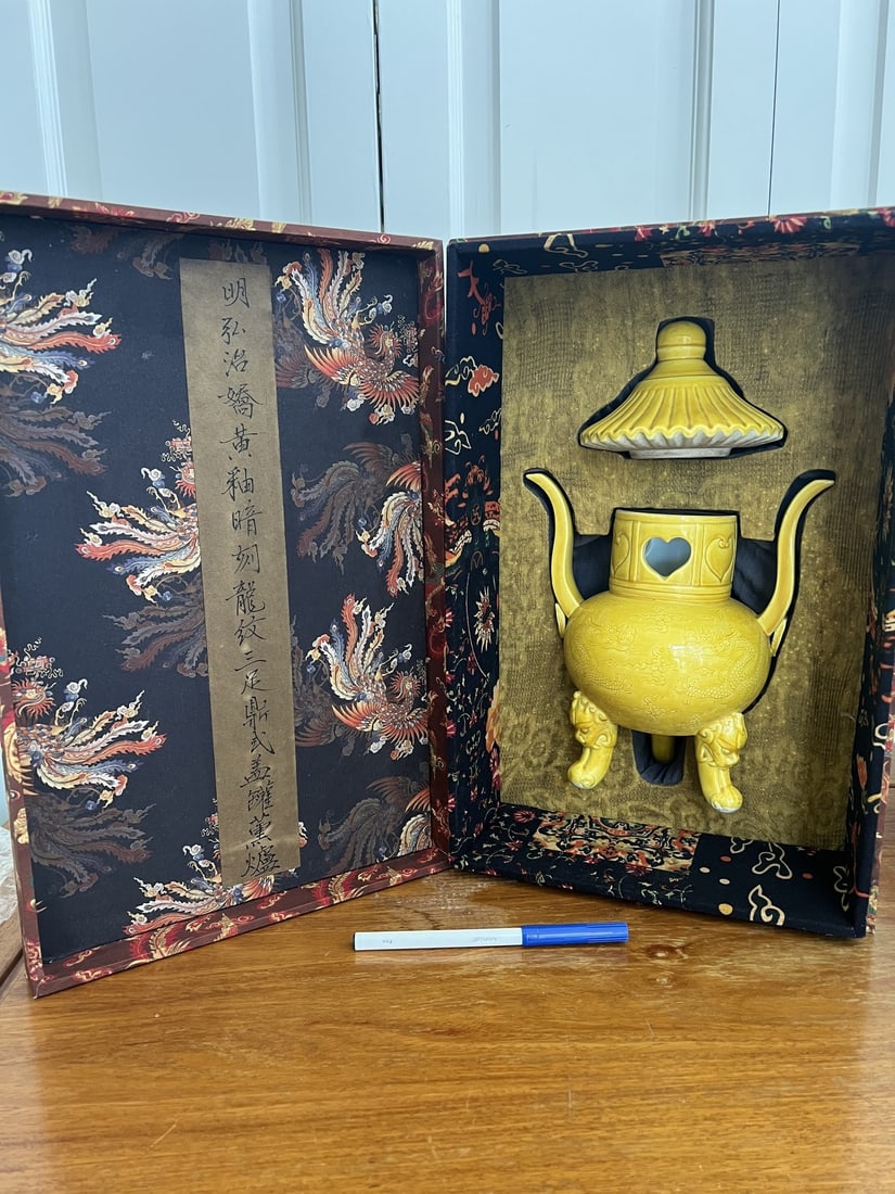 Chinese Ming Dynasty Hongzhi Emperor Period Mark Palace form dragon pattern porcelain three feet: Beautiful bright yellow color glazed fine porcelain artwork. Come with customized stylish antique box. Photo was taken under natural light. Size please refer to the reference of pen.A Chinese yellow-g