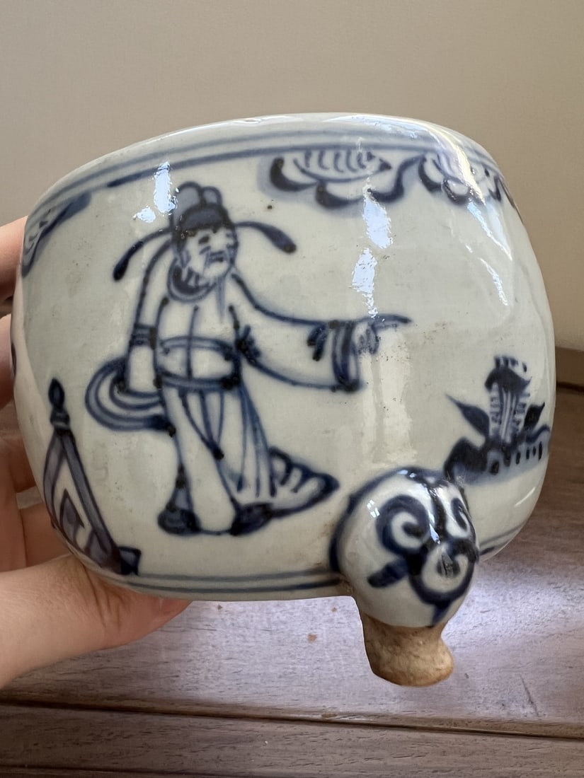 Chinese Blue and White Tripod Censer Decorated with Scholars in a Garden Landscape: naturel old fine porcelain pot. Photo was taken under natural light. Size please refer to the reference.A Chinese blue and white porcelain tripod censer of compressed circular form, raised on three sh